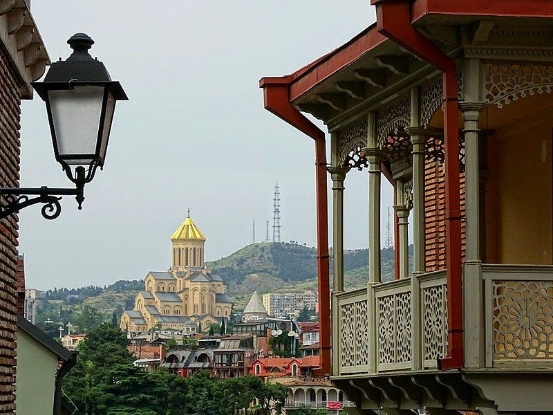 Drewniany misternie rzeźbiony balkon na Starówce