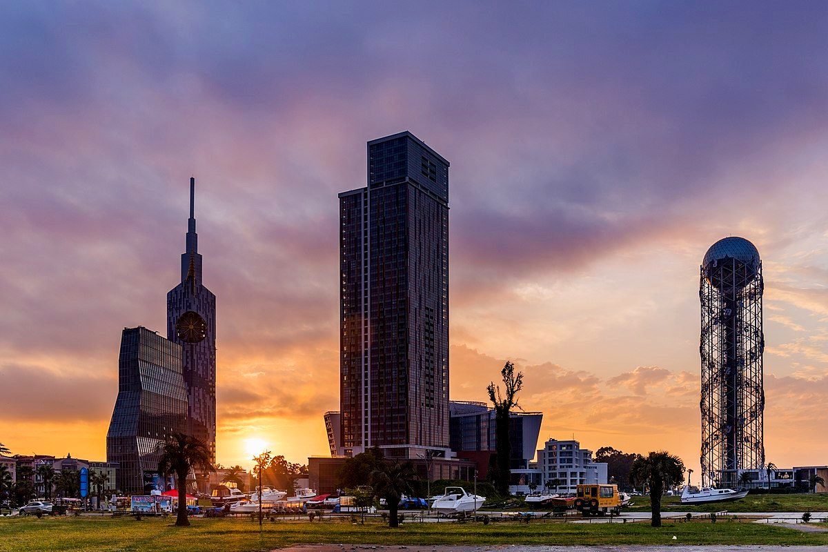 Architektura wybrzeża Batumi, widoczna spiralna wieża gruzińskiego alfabetu