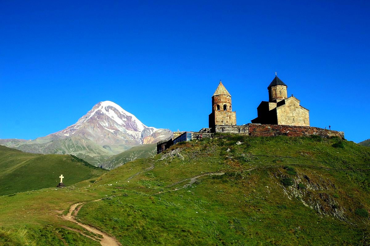 Kościół Świętej Trójcy, w tle widoczny ośnieżony Kazbek