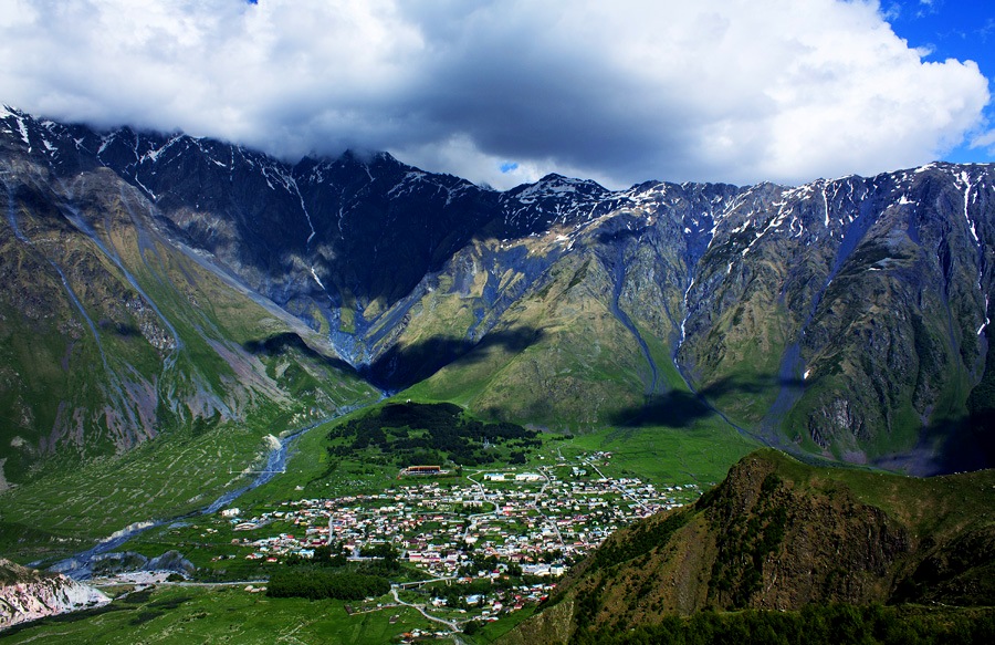 Miasteczko Stepancminda (dawniej Kazbegi) w górskiej kotlinie