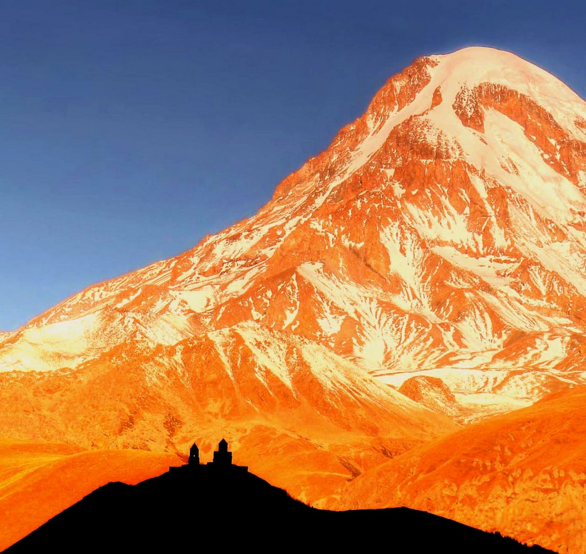 Maleńki klasztor z majestatycznym Kazbekiem (5033 m n.p.m.)