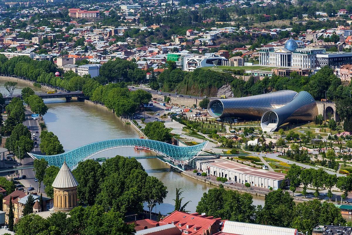 Widok ze wzgórza na Tbilisi i Most Pokoju nad rzeką Kurą