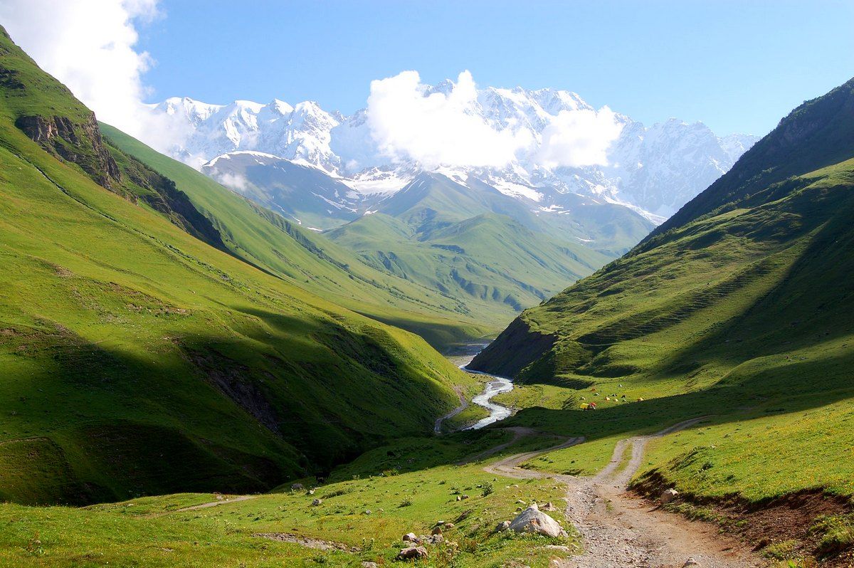 Widok z Ushguli na góry Wielkiego Kaukazu